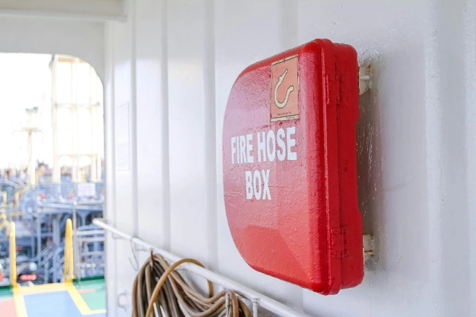 Opgerolde brandweerslang op boot